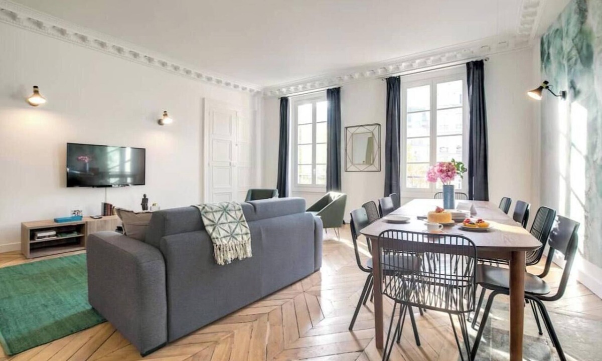 Quartier de la Porte-Saint-Denis Apartment | FANTASTIC 4-BEDROOM APARTMENT WITH AC IN CHARMING PARIS