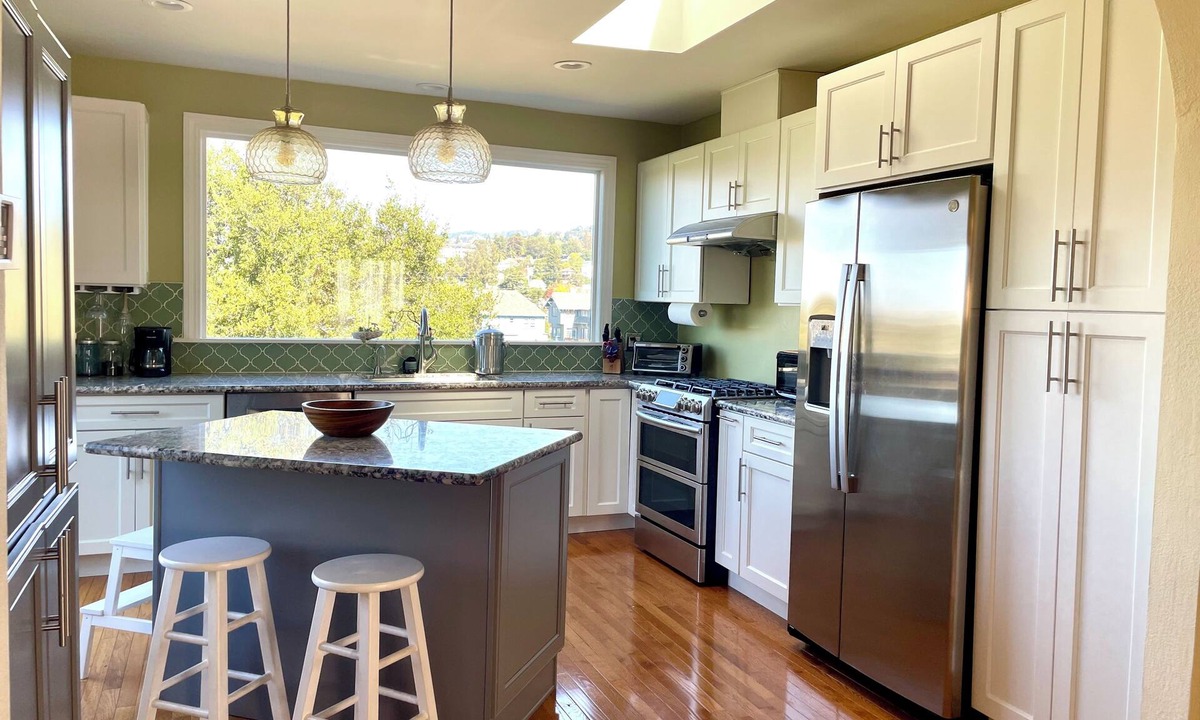 Lakeshore House | Fantastic 5 BDR stay with Breathtaking Views