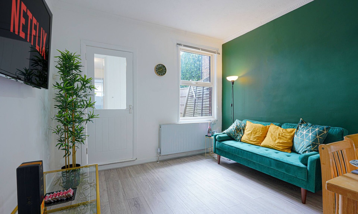 Luton House | Fantastic 5 Bedroom House