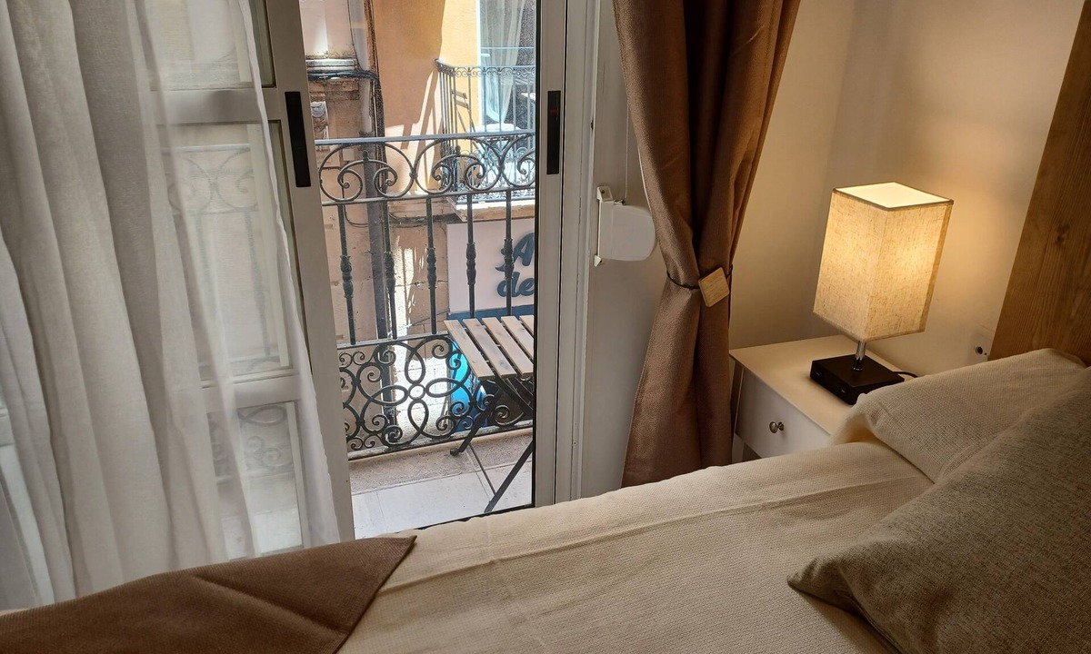 Alicante City Centre Apartment | Fantastic central and romantic studio 5 min. from the beach-Wifi-Aire Acon.
