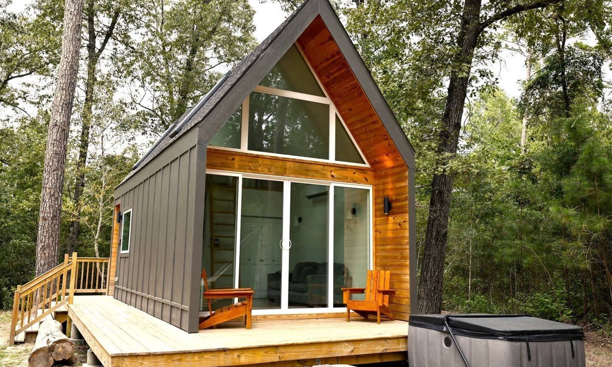 Montgomery Cabin | Fantastic Cozy Cabin with Hammock and Fire Pit in Montgomery, Texas