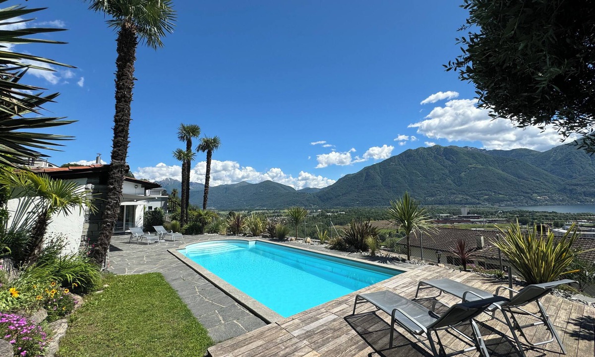 Gordola House | Fantastic holiday home with private heated pool and lake view