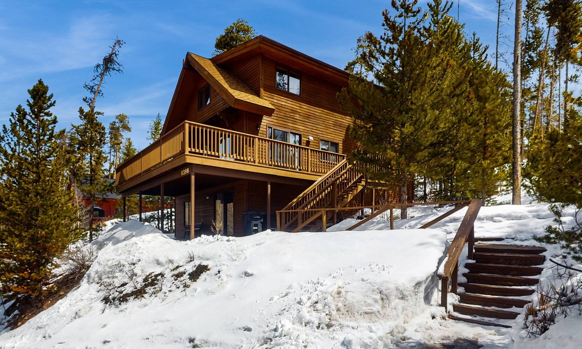 Dillon House | Fantastic home w/view of Gore Range, two large decks, & walkable location