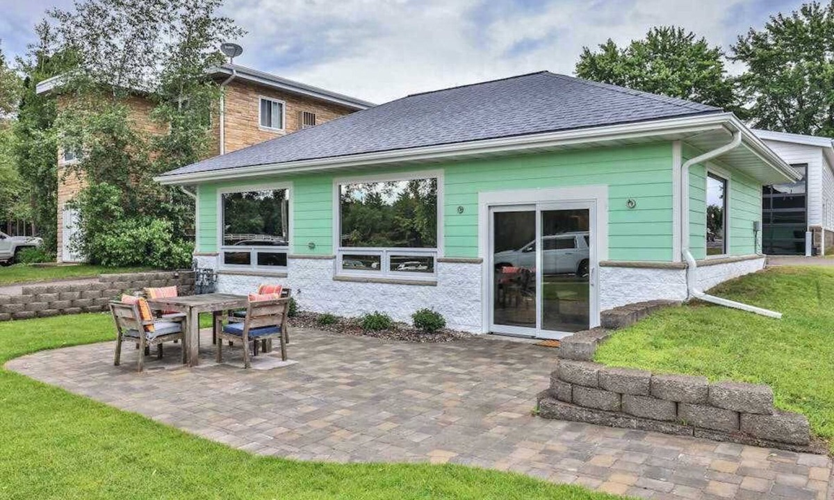 Minocqua House | Fantastic lake cottage with shared dock, easy beach access, WiFi & central AC