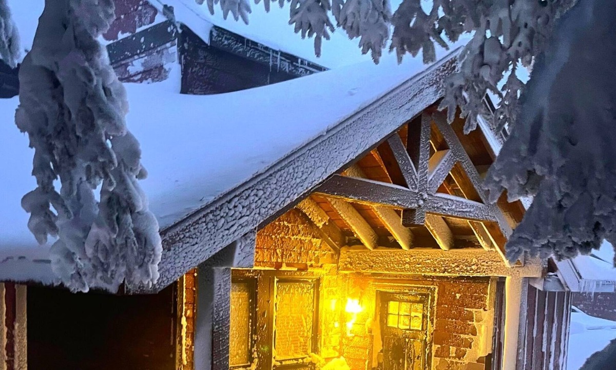 Edray House | FANTASTIC LOCATION! Modern townhome next to Slopes & Village w/parking at door.