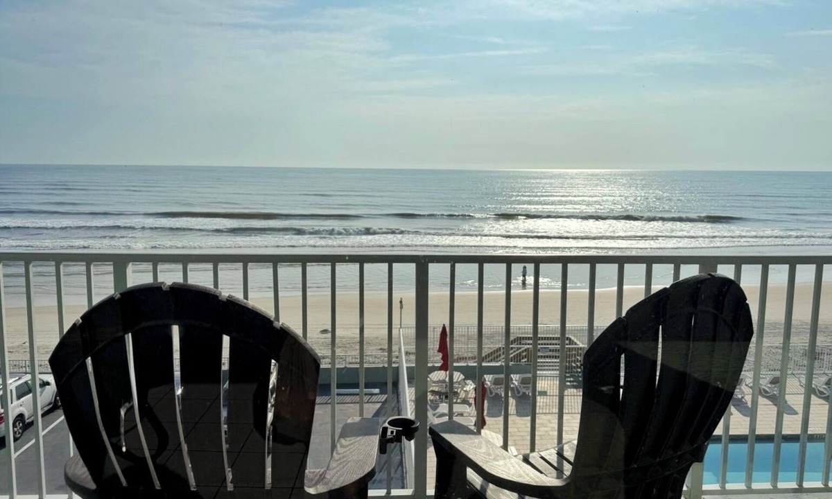 East Daytona Apartment | Fantastic Ocean Front Studio W/Balcony in Daytona!