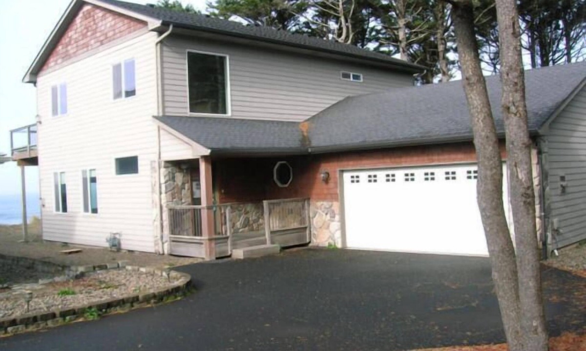Agate Beach House | FANTASTIC OCEAN FRONT MODERN HOME*TWO LIVING AREAS*HUGE DECK