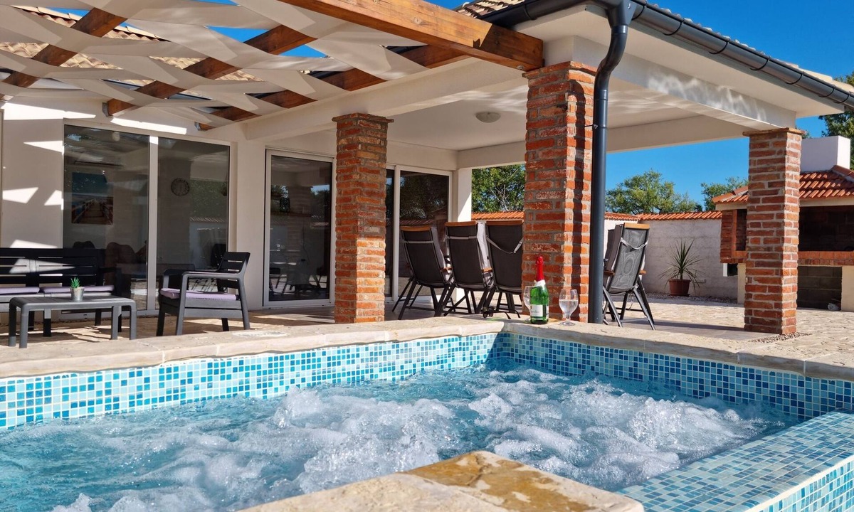 Velim House | Fantastic pool villa for 6 adults and 2 children and dog with sauna nearby