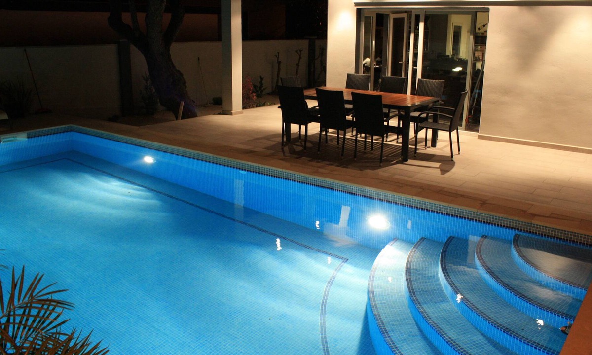 Vinaros House | Fantastic top modern holiday home with large solar heated pool near the beach