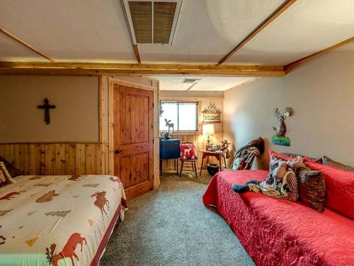Carmine House | Fantastic Wooden Cabin with Great Countryside Vistas in Round Top, Texas