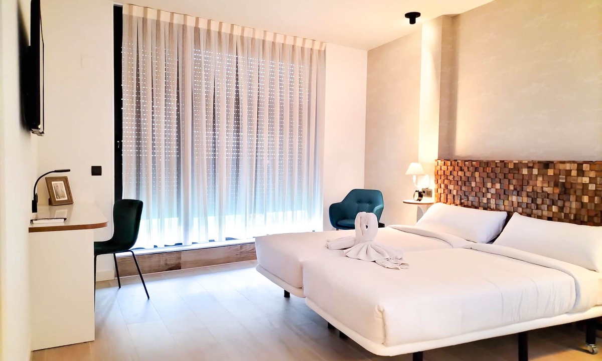 Cuatro Caminos Hostel | Far Home Bernabeu