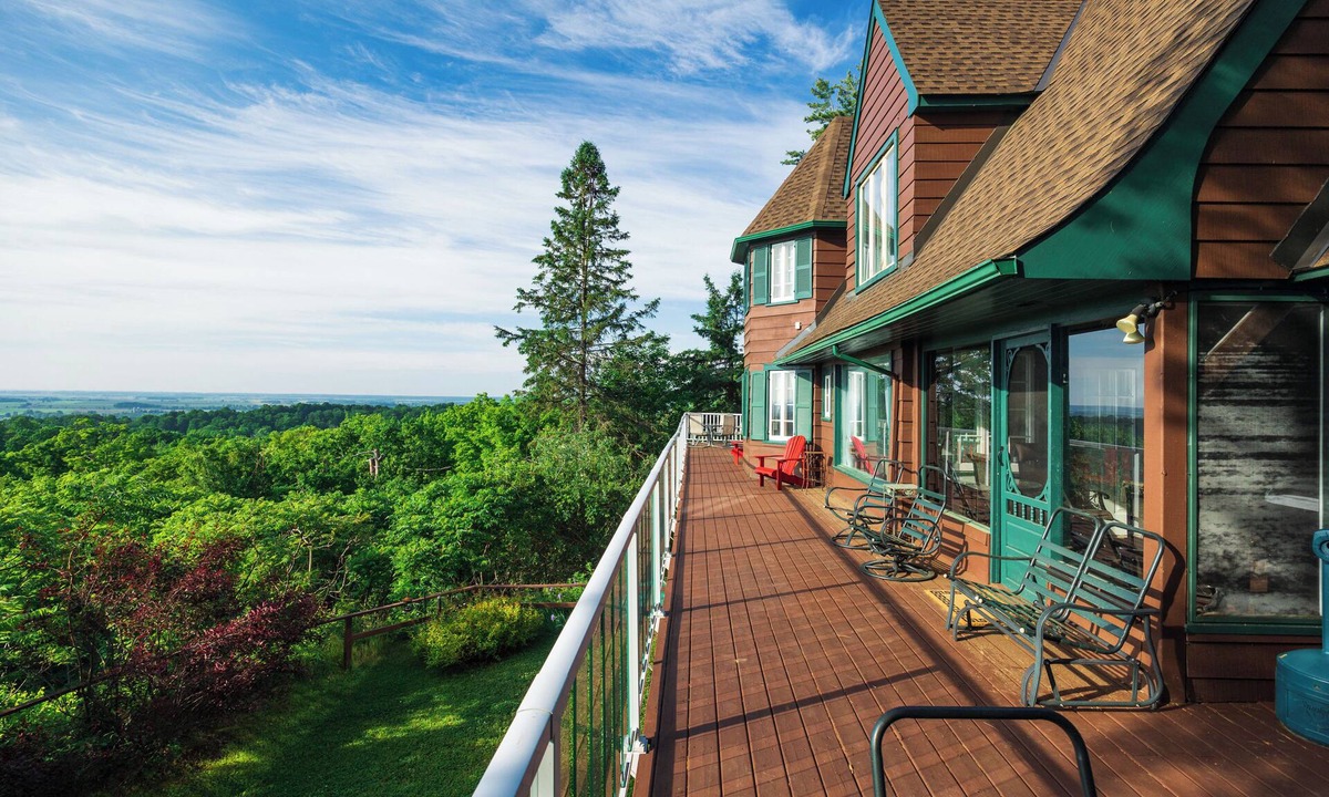 Montebello House | Far Horizons Vacation Luxury home in Montebello, Quebec