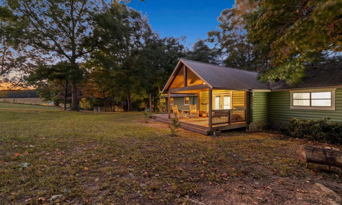 LaFayette Cabin | Farm Experience in a Beautiful Log Cabin