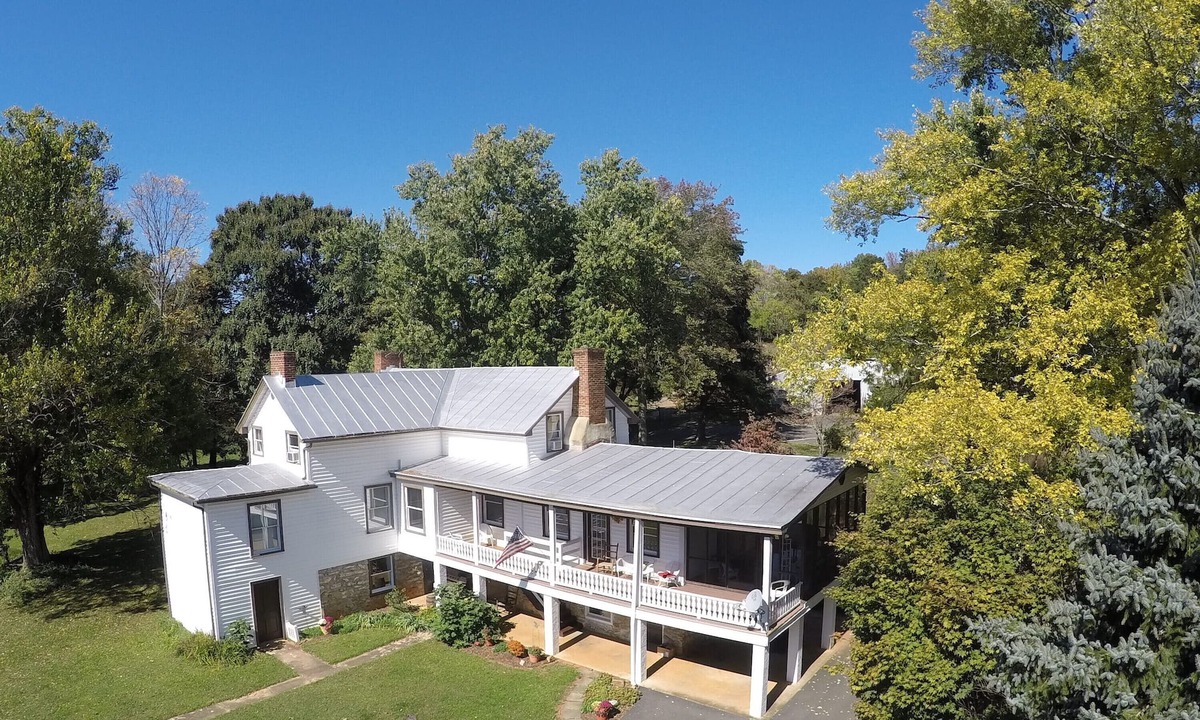 Batesville House | Farm Experience-In the Heart of Vineyard, Wine and Wedding Country-Spacious