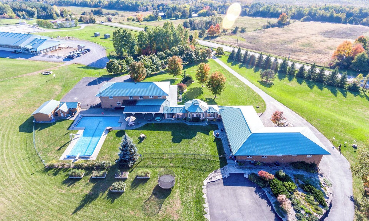 Bethany House | Farm Stay, One-of-a-kind Pool and Learn about Horses