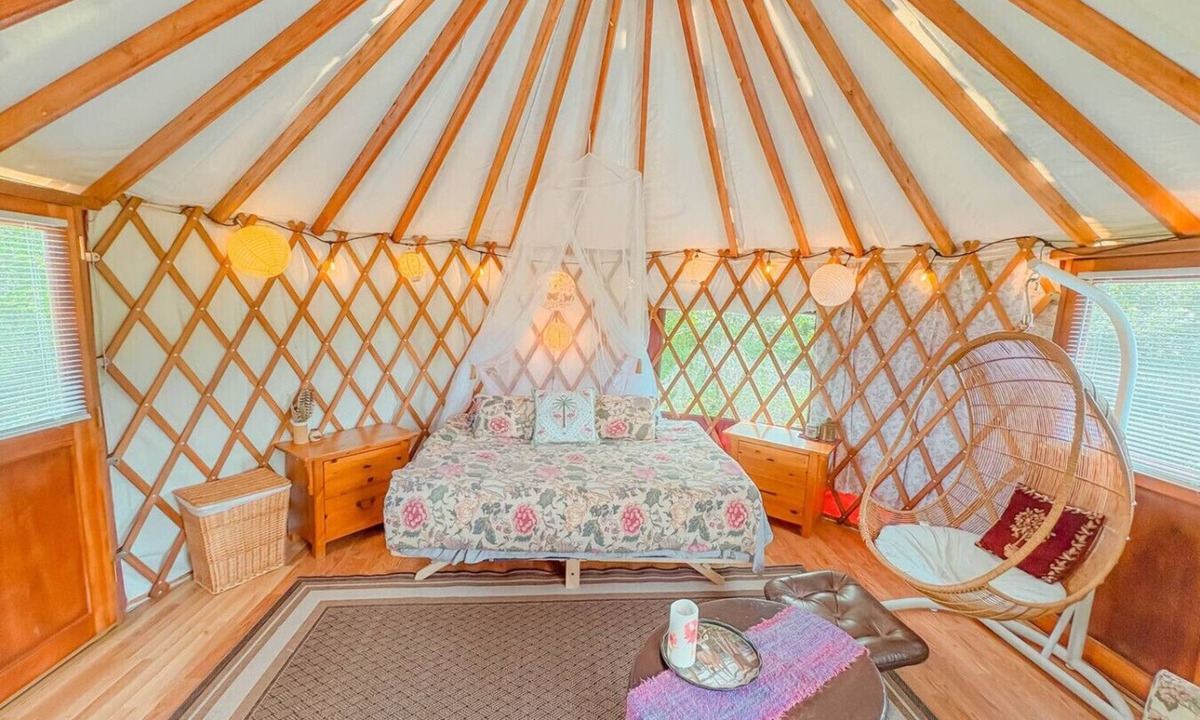 Fairfield RV Rental | Farm Stay Yurt - 7 min St Albans