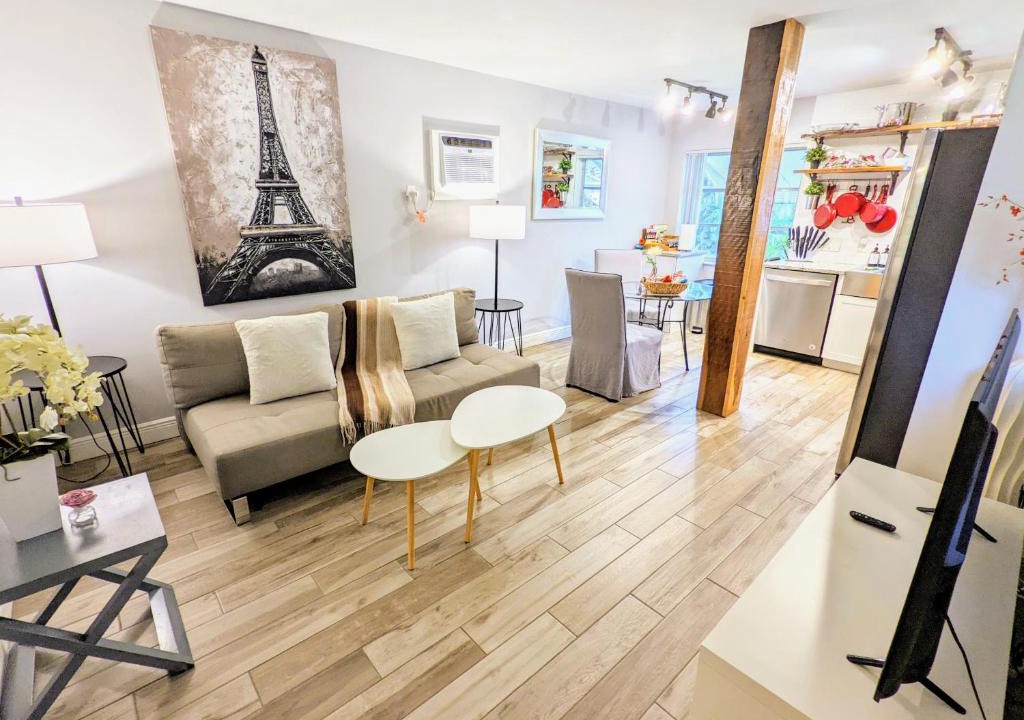 Lake Worth Apartment | Farm Style,Courtyard, snacks,BBQ- Min to Beach