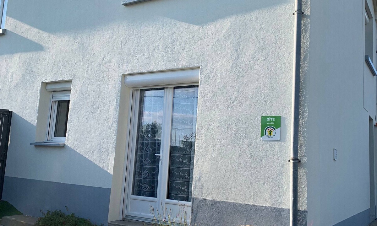 Saint-Aubin-des-Ormeaux Cottage | Farmhouse Stay Near Puy du Fou: Relaxing Rural Retreat with Terrace and Modern Amenities