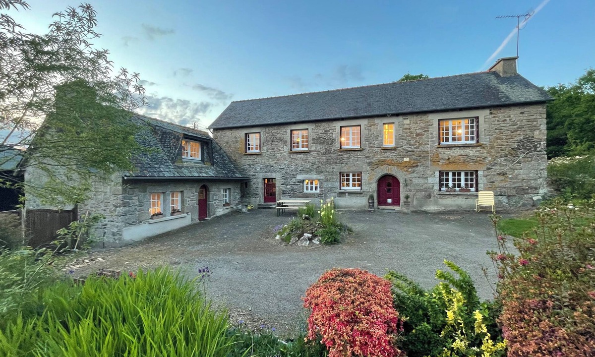 Saint-Nicolas-du-Pelem Other | Farmhouse and Cottage with heated pool, Sleeps 9