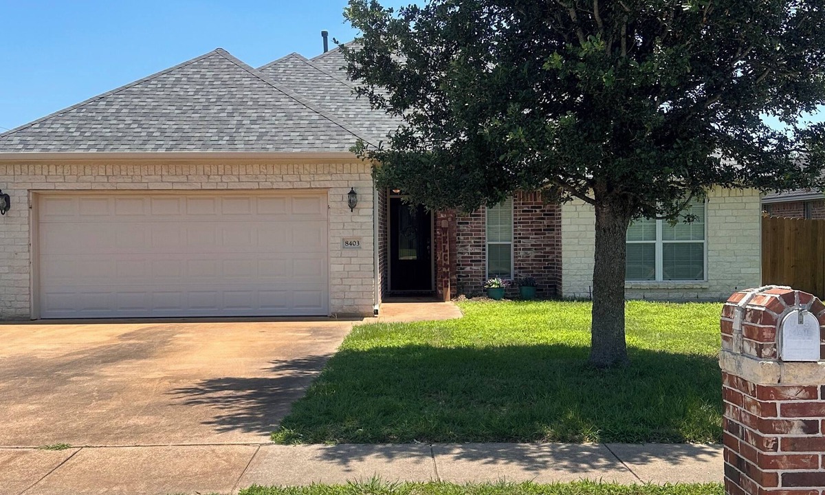 Emerald Forest House | FARMHOUSE CHARM, located just 4.4 miles from Kyle Field & Texas A & M