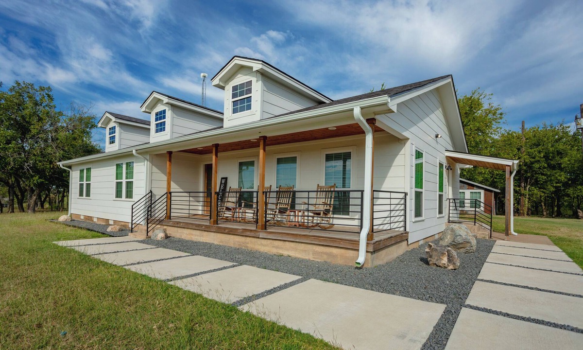Waco House | Farmhouse Charm - Waco/Magnolia/Baylor
