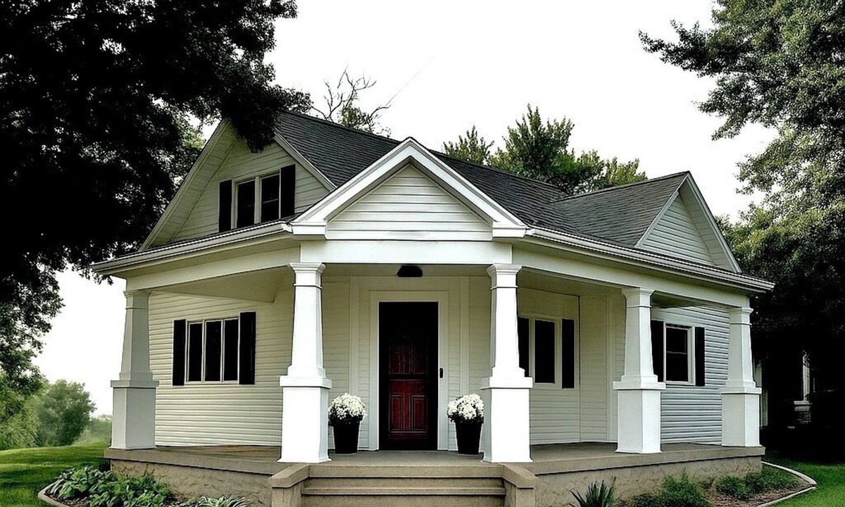Centerville House | Farmhouse Comfort on Acreage Near Rathbun Lake