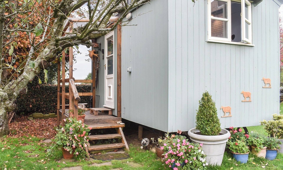 Churt Cottage | Farmhouse Garden Shepherds Hut