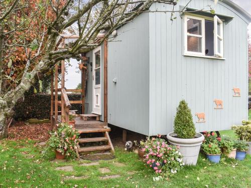 Churt House | Farmhouse Garden Shepherds Hut