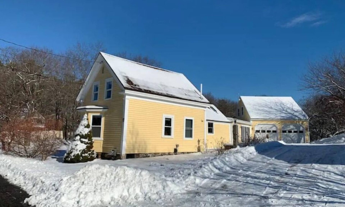 Kittery Point House | Farmhouse Gem with hot tub & fireplace