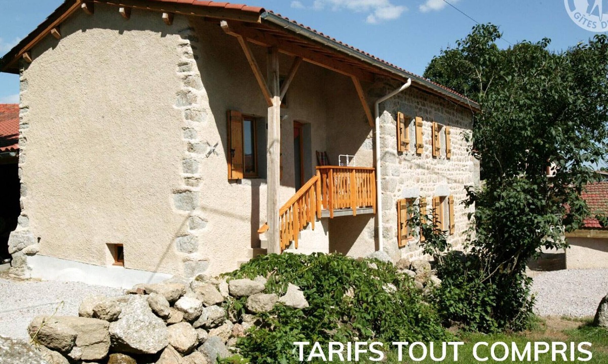Saint-Julien-la-Vetre Cottage | Farmhouse in Auvergne, terrace, pets allowed