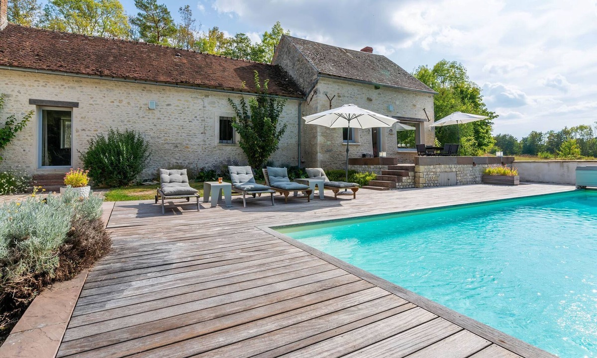 Yevre-le-Chatel House | Farmhouse in Yèvre-le-Châtel with Heated Pool