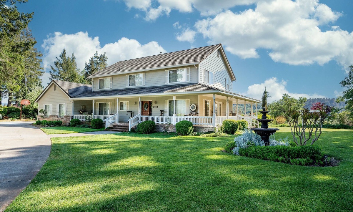 Redwood Valley House | Farmhouse on Vineyard