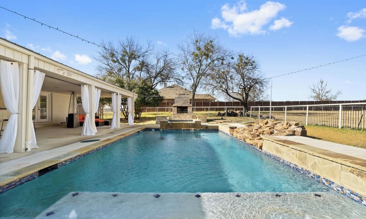 Sachse House | Farmhouse Retreat|HOT TUB |Spanishpool, Basketball