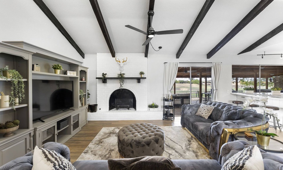 San Marcos House | Farmhouse Retreat ~ Jacuzzi ~ Mini Cows + Ponies ~ Games + Pool ~ Fire Pit + BBQ