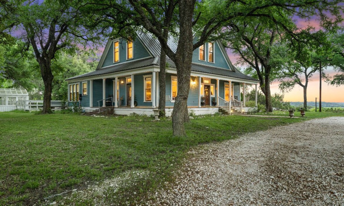 Valley Mills Other | Farmhouse Stay near Waco! Relax with hilltop views, wrap around deck, fire pit!