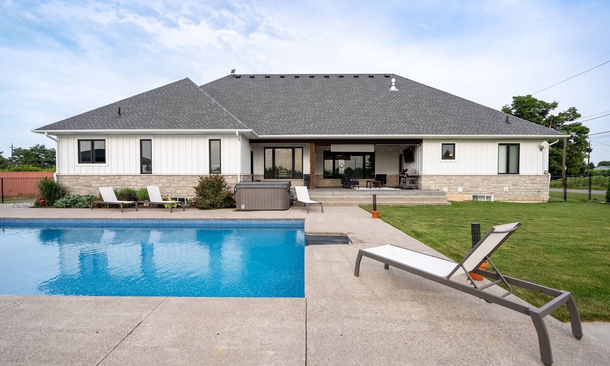 Virgil House | Farmhouse with Pool, Hot Tub and Vineyards!