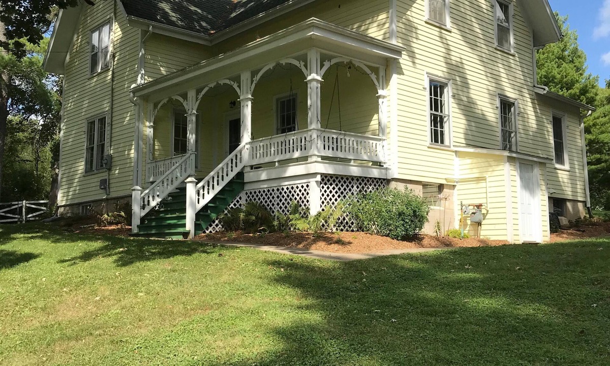 Decorah House | Farmhouse Within City Limits & Close to Luther College