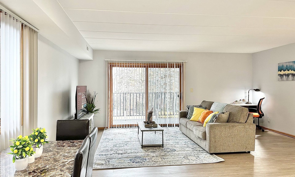 Hickory Hills Apartment | Fast Wi-Fi/4KTV/Free parking/Comfy beds/Getaway