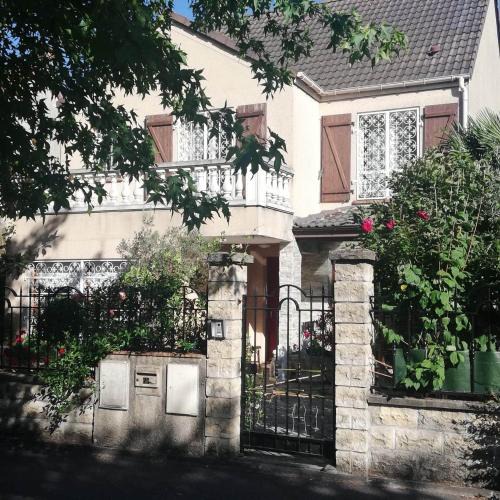 Les Mousseaux House | Fastrentbnb Chambre cozy Villepinte