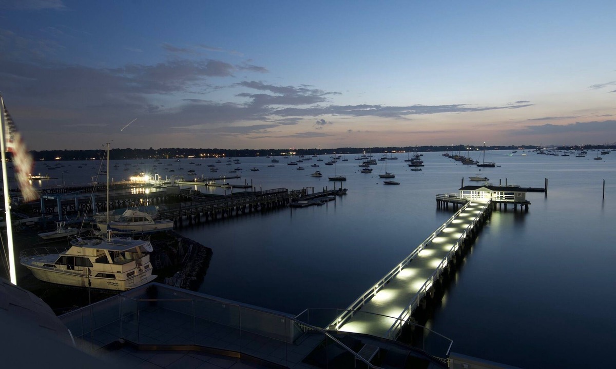 Port Washington Hotel | Fathoms Hotel & Marina