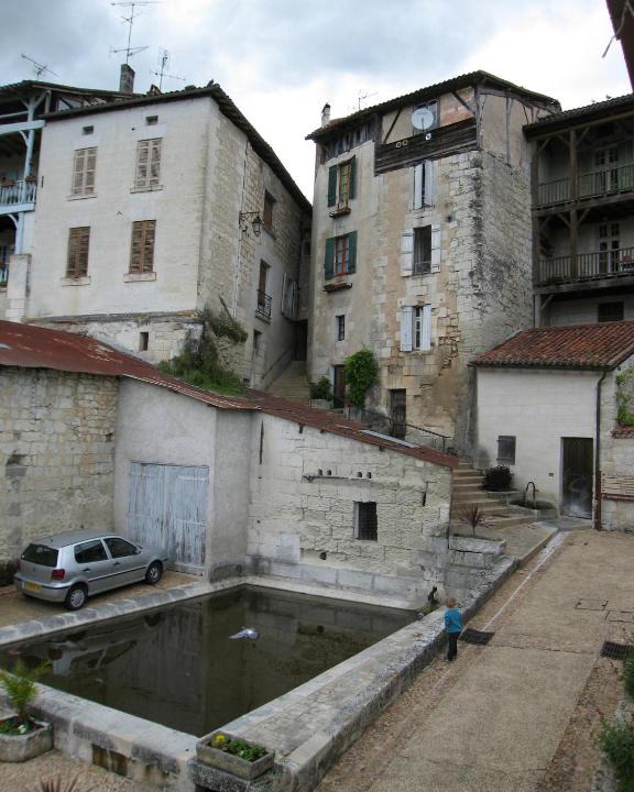 Aubeterre-sur-Dronne Apartment | Faubourg St Jean