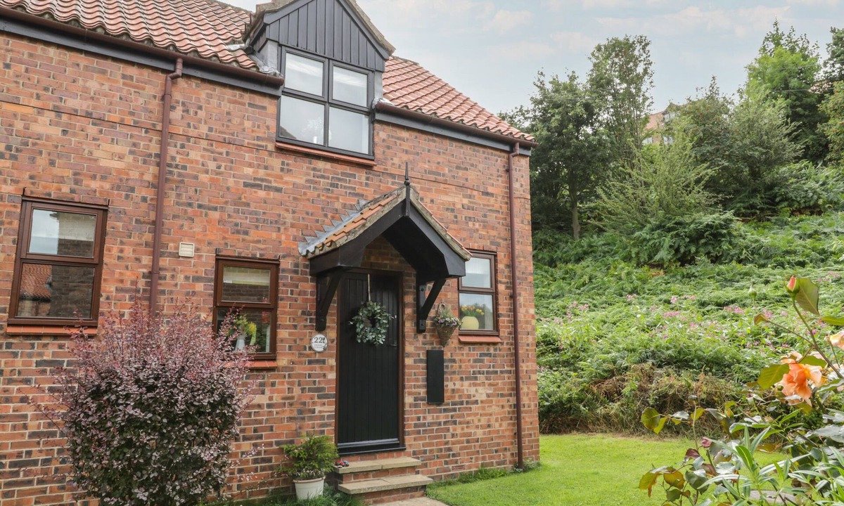 Ruswarp Cottage | FAUNA'S CORNER, pet friendly, with pool in Whitby