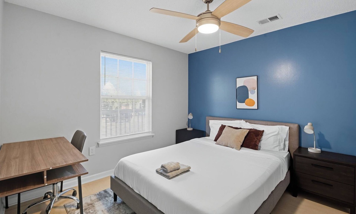 Fayetteville Apartment | Fayetteville Bright & Chic Suite I Onsite Parking