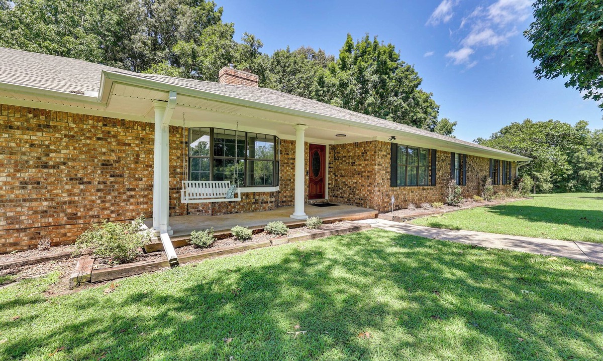 Fayetteville House | Fayetteville Estate on 9 Acres | Creek & Trails