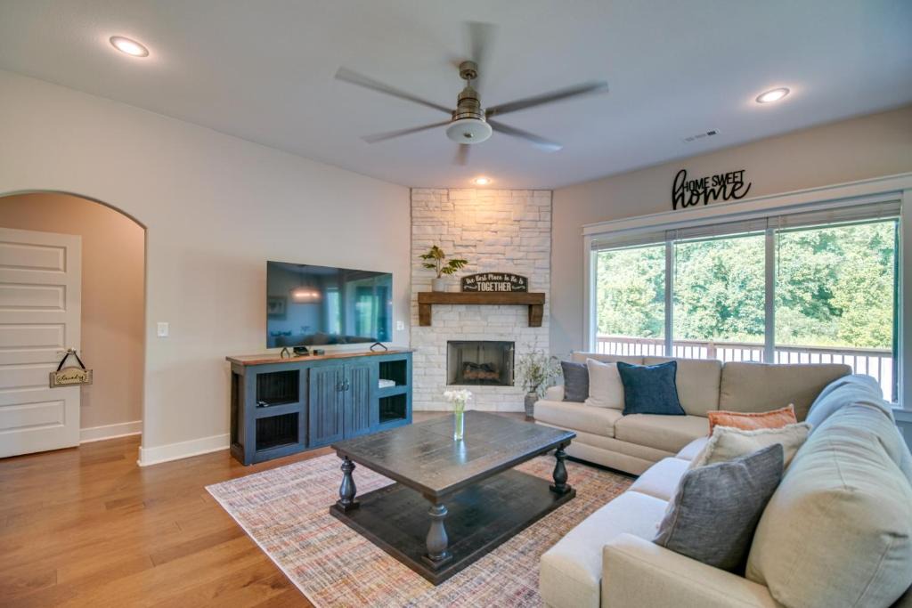 Fayetteville House | Fayetteville Vacation Rental w/Deck & Shared Pool