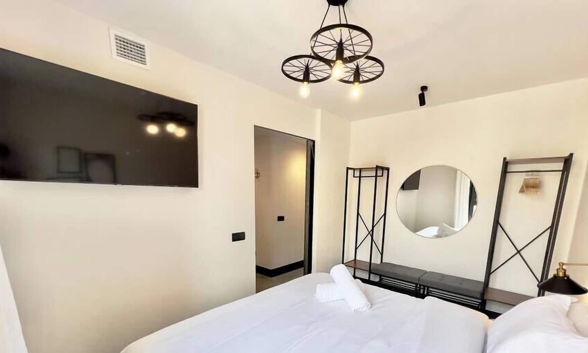Almendrales Apartment | FD/ Beautiful and bright apartment. Parking. Wifi