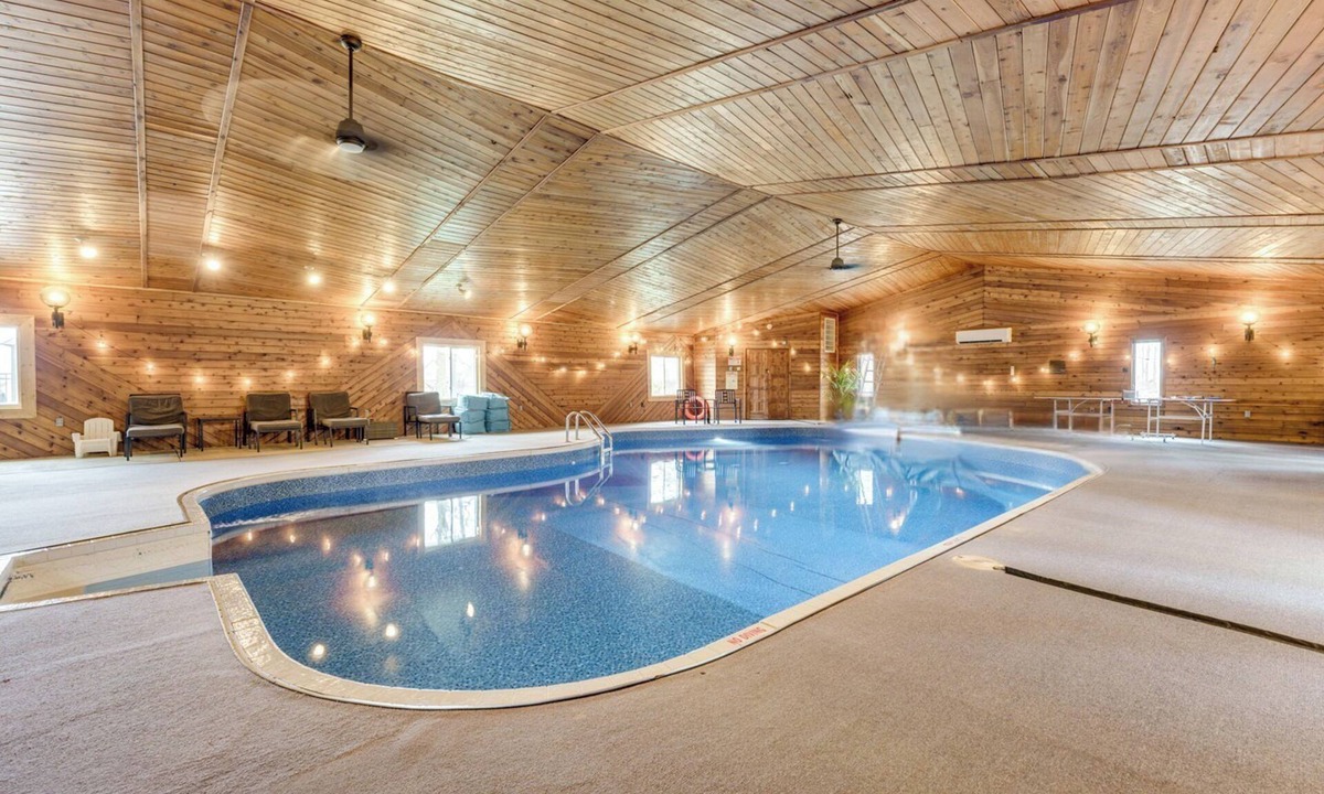 Bridgman House | Featured on TV! Epic Indoor Pool/Slide Sleeps 24