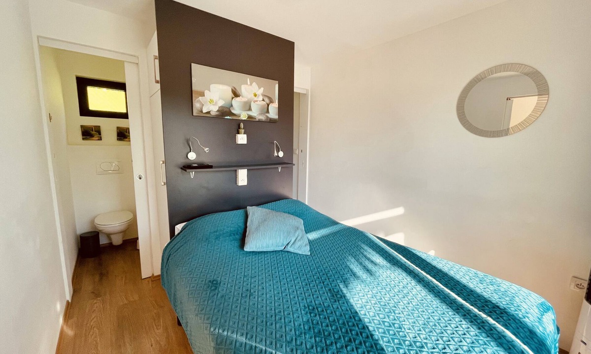 La Chapelle-Aubareil Hotel | Features one double bed and one single bed.