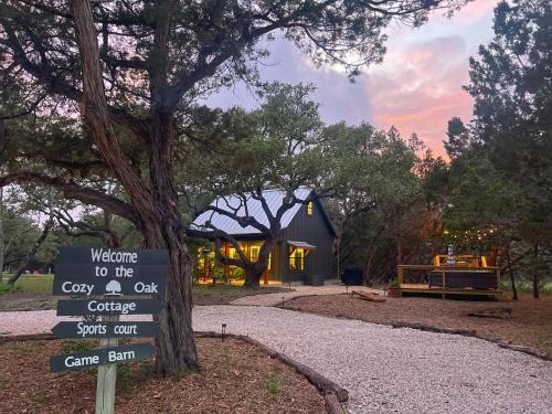Boerne House | Feed Deer and Chickens Cozy Cottage 8 min to Boerne