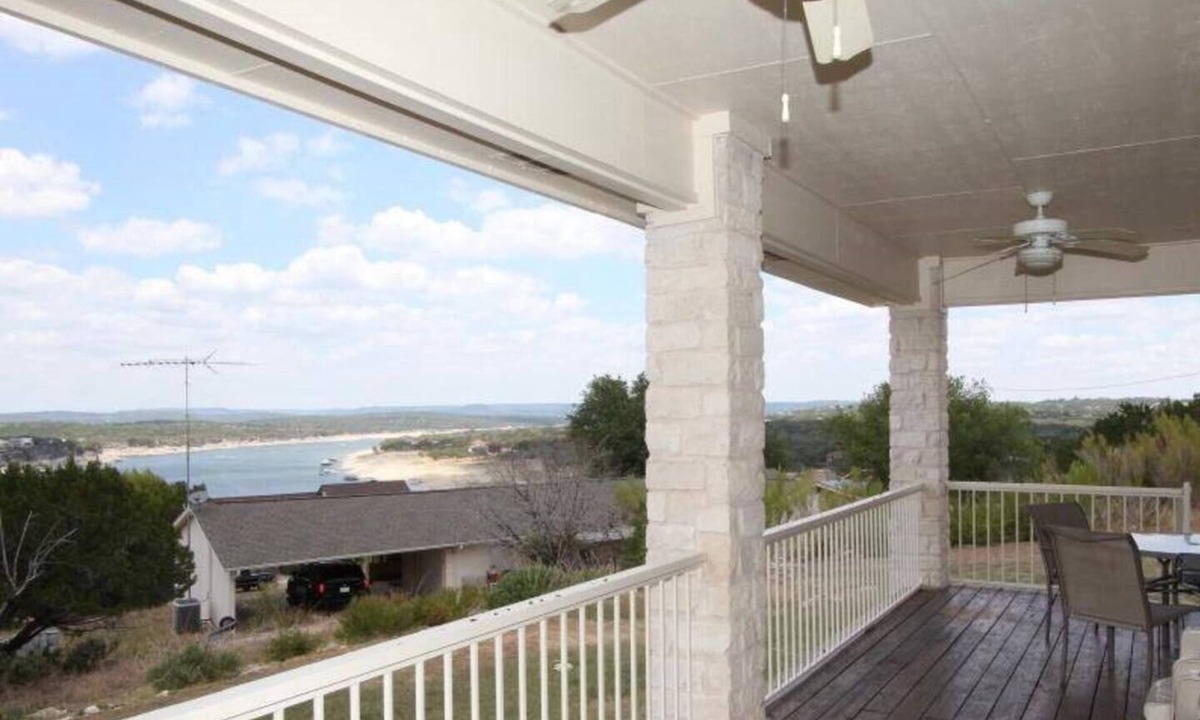 Briarcliff House | Feed the deer w/Lake Travis views & open Boat Ramp and parking